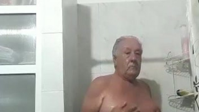 ducha con el abuelo