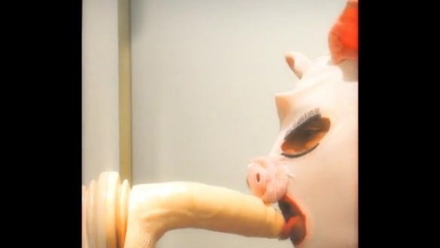 Siss Piggy sucks a dildo