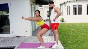 Kiki Klout and her trainer Peter Green on work out sessions - Porn Movies - 3Movs
